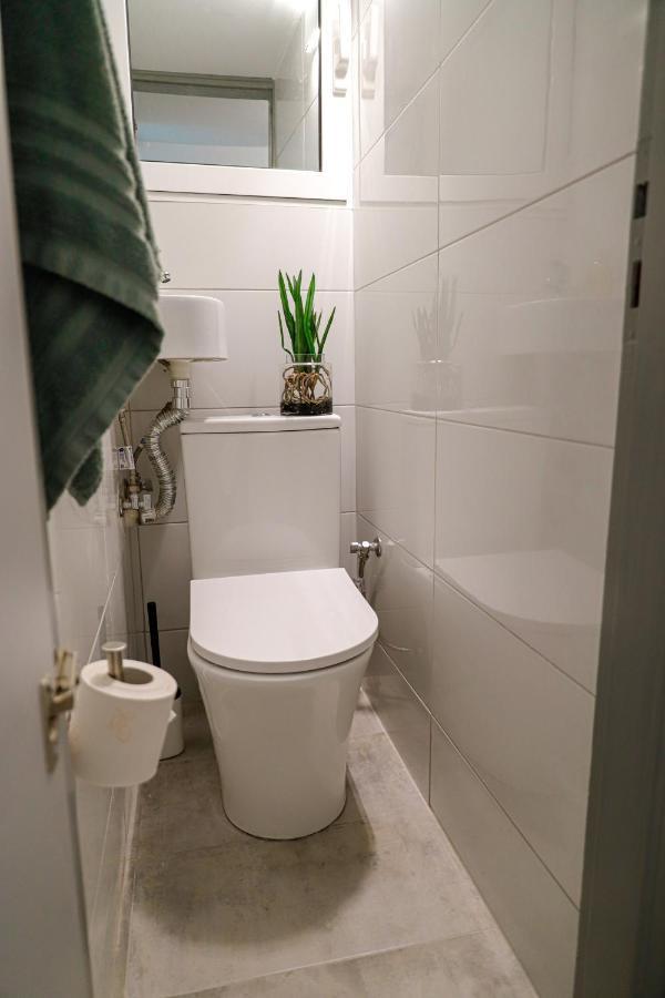 Newly Renovated Apartment 7 Min Walk From Acropolis Aten Exteriör bild