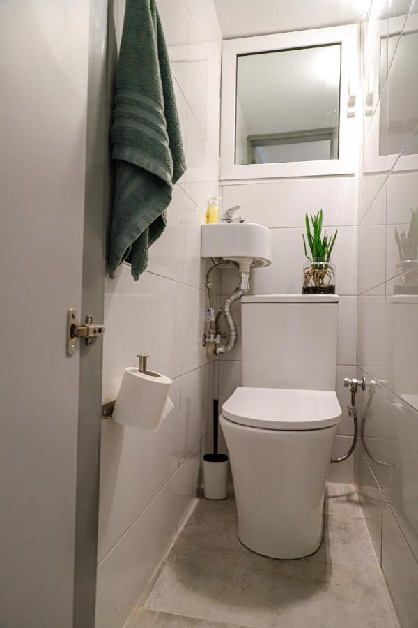 Newly Renovated Apartment 7 Min Walk From Acropolis Aten Exteriör bild