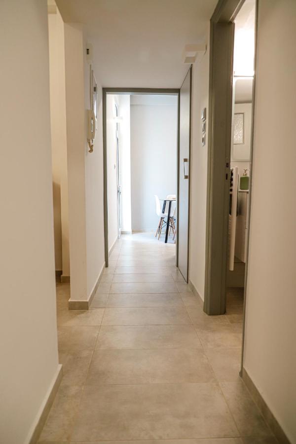 Newly Renovated Apartment 7 Min Walk From Acropolis Aten Exteriör bild