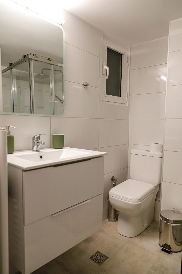 Newly Renovated Apartment 7 Min Walk From Acropolis Aten Exteriör bild